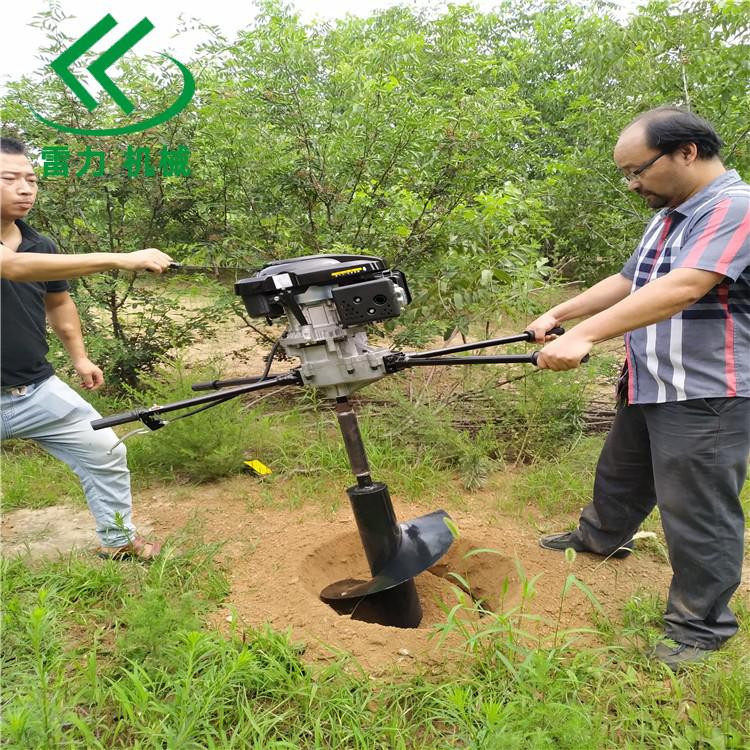 汽油挖樹(shù)坑機鑽小孔(kǒng)真方便 汽油挖樹坑機鑽小孔真方便